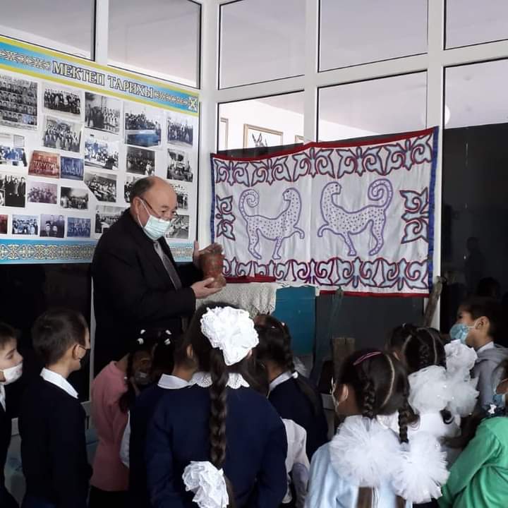 Н.Есеболатов атындағы орта мектебі МДШО КММ 8 желтоқсан күні Қазақстан Республикасының Тәуелсіздігіне 30 жыл толуына орай 1 сынып оқушыларымен мектеп мұражайында танымдық сабағы өткізілді